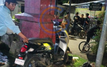 Hilang Kendali, Honda Scoopy Hantam Gapura Desa Gelam Candi, Dua Mahasiswa Patah Kaki