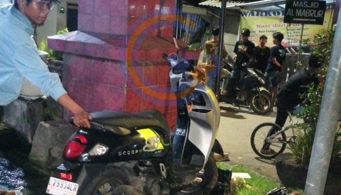 Hilang Kendali, Honda Scoopy Hantam Gapura Desa Gelam Candi, Dua Mahasiswa Patah Kaki