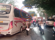 Bus Mira Tabrak Innova Dan Motor Di Tikungan Seduri Balongbendo, Satu Orang Tewas