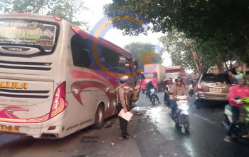 Bus Mira Tabrak Innova Dan Motor Di Tikungan Seduri Balongbendo, Satu Orang Tewas