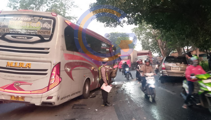 Bus Mira Tabrak Innova Dan Motor Di Tikungan Seduri Balongbendo, Satu Orang Tewas