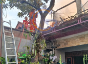 Rumah Dua Lantai Di Sukolegok Dilalap Api, Satu Regu Damkar Berhasil Cegah Kebakaran Meluas