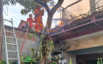 Rumah Dua Lantai Di Sukolegok Dilalap Api, Satu Regu Damkar Berhasil Cegah Kebakaran Meluas