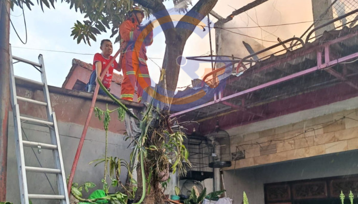 Rumah Dua Lantai Di Sukolegok Dilalap Api, Satu Regu Damkar Berhasil Cegah Kebakaran Meluas