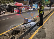 Pengendara Diduga Mengantuk, Motor Tabrak Pembatas Jalan di Kletek Taman 10 20260720 101423 1