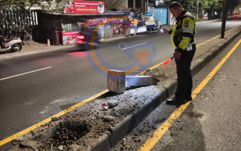 Pengendara Diduga Mengantuk, Motor Tabrak Pembatas Jalan di Kletek Taman 4 20260720 101423 1
