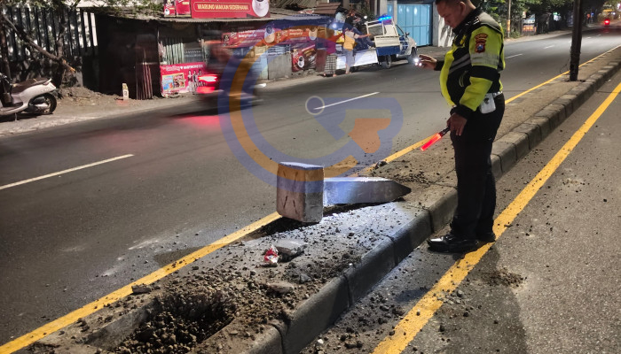 Pengendara Diduga Mengantuk, Motor Tabrak Pembatas Jalan Di Kletek Taman