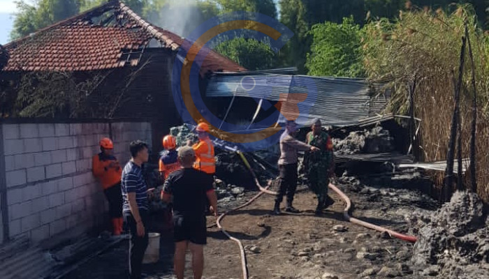 Gudang Rosokan Di Gedangan Terbakar, Api Berkobar Hampir Empat Jam