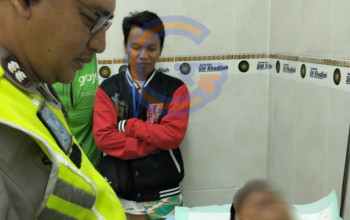 Diduga Dalam Pengaruh Miras, Pengendara NMAX Tabrak Dua Relawan Saat Evakuasi Tiang PJU di Kletek 2 20260730 112914