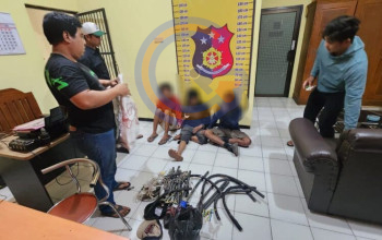 Kepergok Bobol Gudang Milik H. Mursidi, Tiga Pria Asal Gresik Dibekuk Warga Di Balongbendo