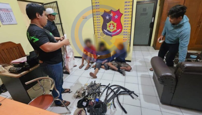 Kepergok Bobol Gudang Milik H. Mursidi, Tiga Pria Asal Gresik Dibekuk Warga Di Balongbendo