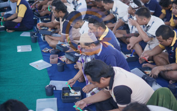 Kalapas Surabaya Makan Siang Bersama Warga Binaan, Tepis Anggapan Makanan Penjara Tak Layak