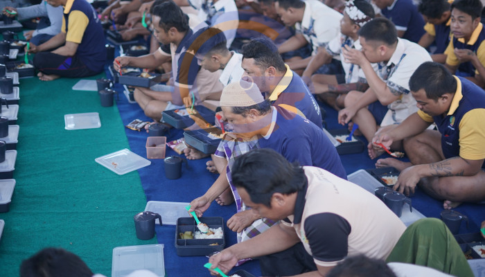 Kalapas Surabaya Makan Siang Bersama Warga Binaan, Tepis Anggapan Makanan Penjara Tak Layak