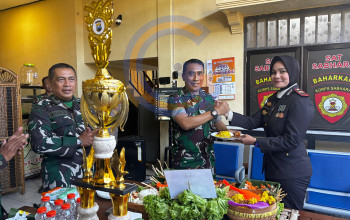 Danramil 0816/18 Sedati Beri Kejutan Ke Polsek Sedati Di Hari Bhayangkara Ke-80, Bawa Nasi Tumpeng Pererat Sinergitas Tni-Polri