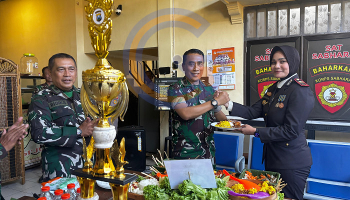 Danramil 0816/18 Sedati Beri Kejutan Ke Polsek Sedati Di Hari Bhayangkara Ke-80, Bawa Nasi Tumpeng Pererat Sinergitas Tni-Polri