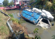 Diduga Hilang Konsentrasi, Truk Engkel Terjun Ke Sungai Di Gedangan, Sopir Selamat