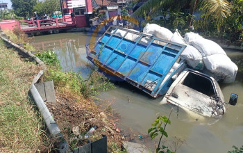 Diduga Hilang Konsentrasi, Truk Engkel Terjun Ke Sungai Di Gedangan, Sopir Selamat