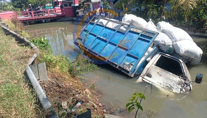 Diduga Hilang Konsentrasi, Truk Engkel Terjun Ke Sungai Di Gedangan, Sopir Selamat