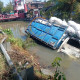 Diduga Hilang Konsentrasi, Truk Engkel Terjun Ke Sungai Di Gedangan, Sopir Selamat