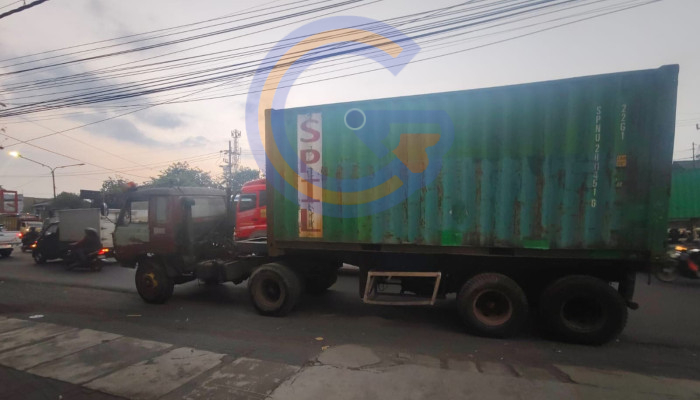 Diduga Rem Blong, Trailer Tabrak Motor Di Lampu Merah Geluran, Seorang Pengendara Terluka