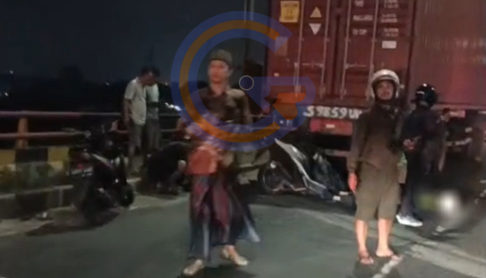 Diduga Mengantuk, Pengendara Motor Tabrak Trailer Mogok Di Flyover Trosobo
