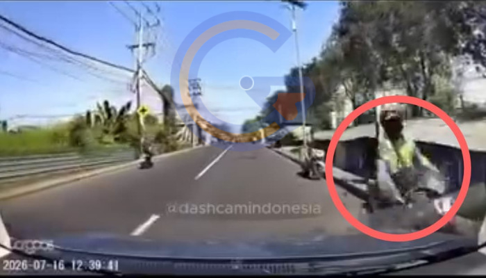 Diduga Tendang Spion Mobil Hingga Pecah, Aksi Pengendara Motor Di Frontage Road Gedangan Viral