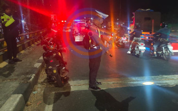 Truk Kabur Usai Tabrak Motor Di Flyover Trosobo, Dua Orang Luka-Luka