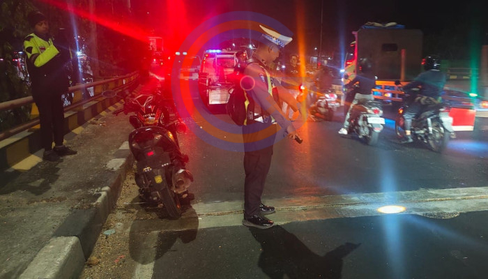 Truk Kabur Usai Tabrak Motor Di Flyover Trosobo, Dua Orang Luka-Luka