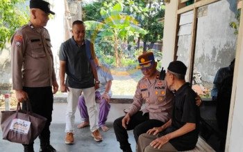 Kapolsek Taman Pimpin Jumat Berkah, Warga Pertapan Maduretno Terima Sembako