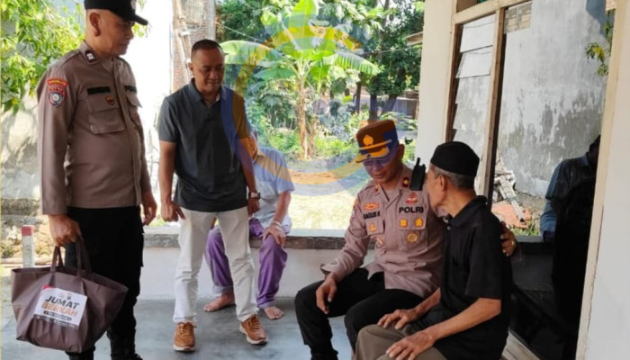 Kapolsek Taman Pimpin Jumat Berkah, Warga Pertapan Maduretno Terima Sembako