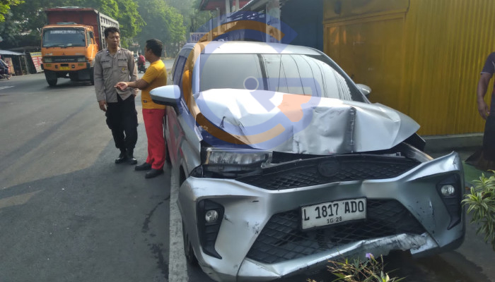 Mobil Xenia Hantam Motor Dan Gerobak Penjual Pempek, Pengendara Dilarikan Ke Rs