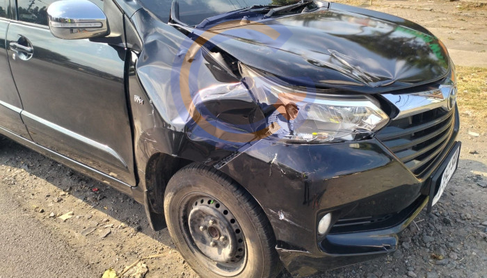 Terobos Lampu Merah, Pengendara Motor Terluka Usai Tabrakan Dengan Avanza Di Simpang Empat Bypass Krian