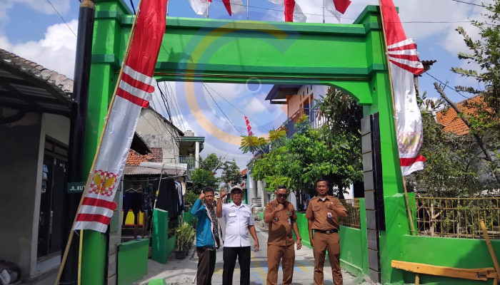 Lurah Sepanjang Teladani Semangat Kemerdekaan, Ganti Bendera Warga Pakai Uang Pribadi