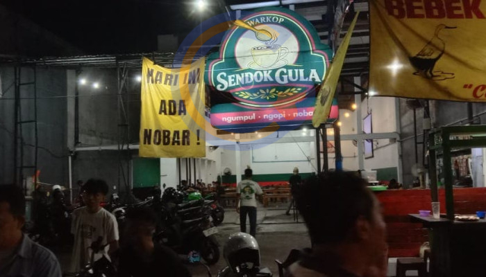 Nobar Di Warkop Sendok Gula Buduran Ricuh, Diduga Diserang Kelompok Tak Dikenal Dengan Kembang Api