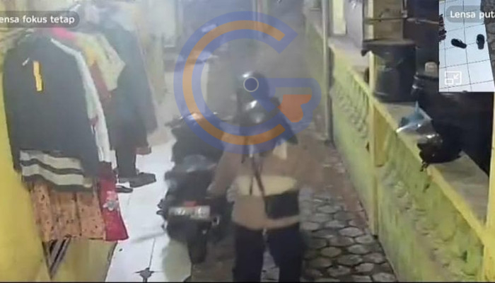 Motor Gagal Dinyalakan, Terduga Pelaku Curanmor Dorong Kendaraan Terekam Cctv