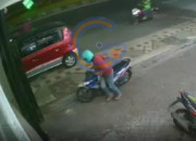Terekam Cctv! Pria Berkaos Merah Curi Honda Beat Di Pagerwojo Buduran