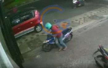 Terekam Cctv! Pria Berkaos Merah Curi Honda Beat Di Pagerwojo Buduran