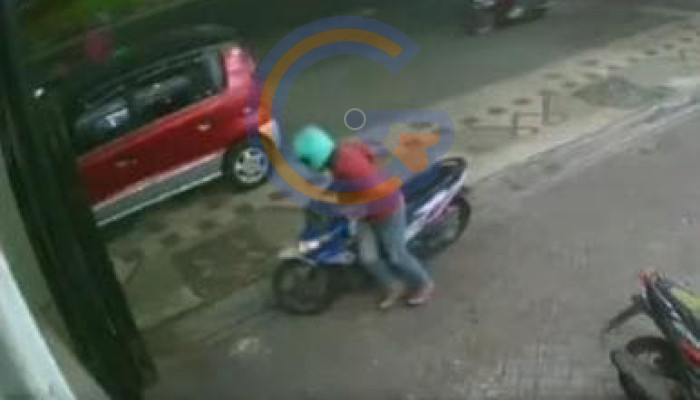 Terekam Cctv! Pria Berkaos Merah Curi Honda Beat Di Pagerwojo Buduran