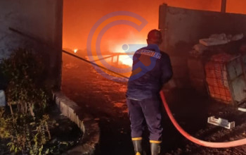 Damkar Sukodono Padamkan Kebakaran Tumpukan Sampah Di Tpa Cemeng Bakalan