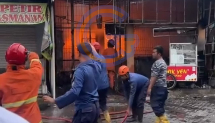 Rumah Dan Toko Frozen Food Di Wonoayu Terbakar, Kerugian Masih Ditaksir