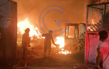 Bekas Gudang Plastik dan Material Kayu di Desa Gilang Taman Terbakar 3 20260904 143957 1