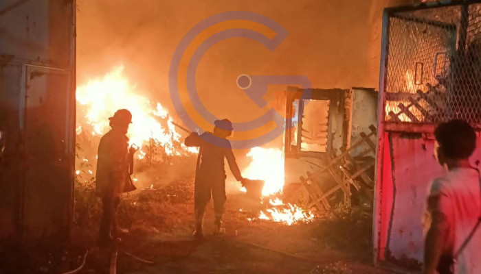 Bekas Gudang Plastik Dan Material Kayu Di Desa Gilang Taman Terbakar