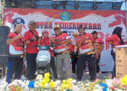Semarak Kemerdekaan, Jalan Sehat Warga Krembangan Taman Dimeriahkan Kirab Kain Merah Putih 120 Meter 9 20260906 103248