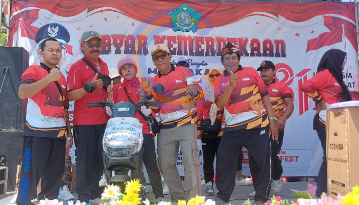 Semarak Kemerdekaan, Jalan Sehat Warga Krembangan Taman Dimeriahkan Kirab Kain Merah Putih 120 Meter
