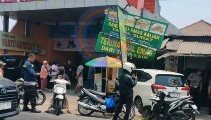 Kecelakaan Di Karangnongko Sukodono, Ayla Tabrak Dua Motor Dan Kios Emas