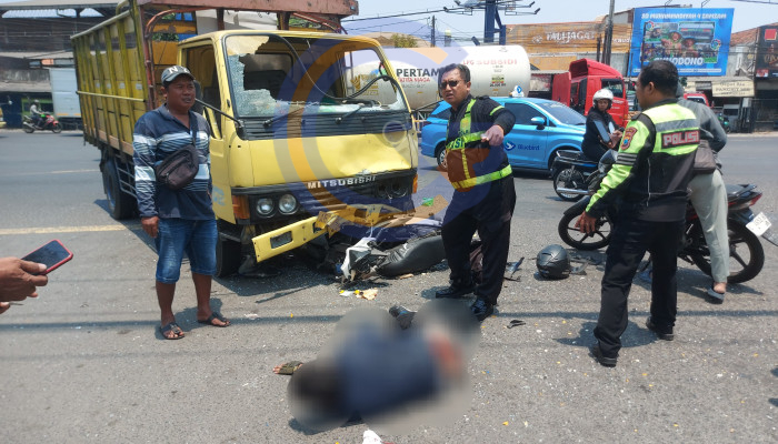 Diduga Terobos Lampu Merah, Colt Diesel Tabrak Honda Beat Di Tl Geluran, Pengendara Patah Kaki