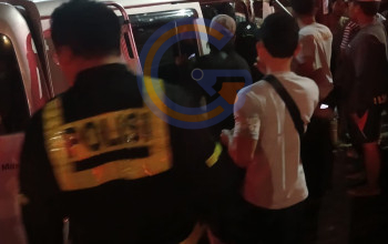 Diduga Mengantuk, Grand Max Tabrak Tiang Listrik Di Jalan Raya Taman, Pengemudi Luka-Luka