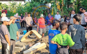 Wujud Kepedulian, Kapolsek Taman Takziah dan Antar Supeltas Kalijaten ke Peristirahatan Terakhir 3 20260925 191717