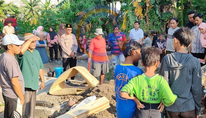 Wujud Kepedulian, Kapolsek Taman Takziah Dan Antar Supeltas Kalijaten Ke Peristirahatan Terakhir