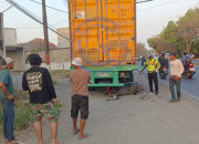 Honda Beat Tabrak Trailer Parkir Di Sidorogo Taman, Pengendara Tewas